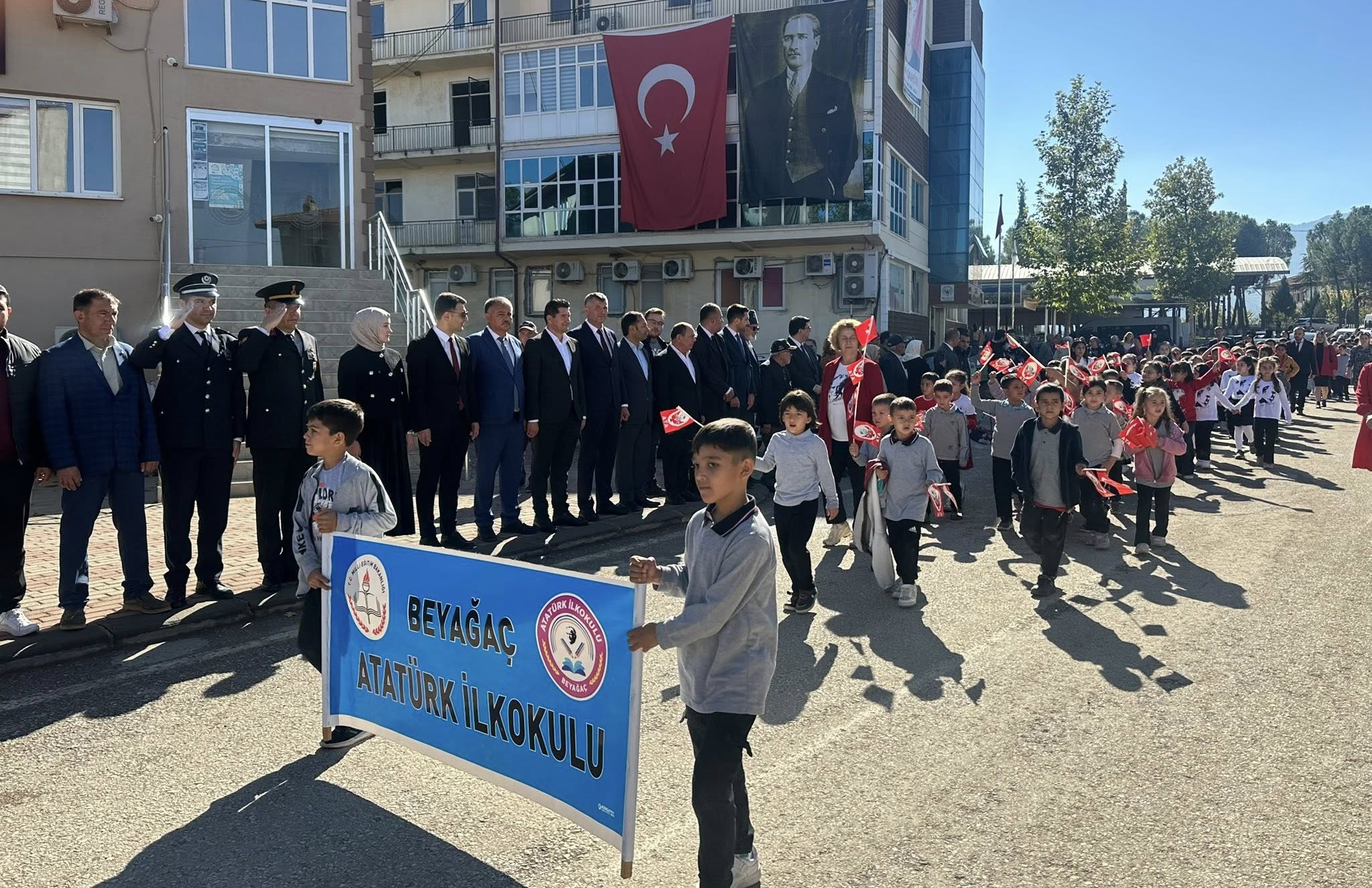 Beyağaç’ta Öğrencilerden Coşkulu Cumhuriyet Yürüyüşü